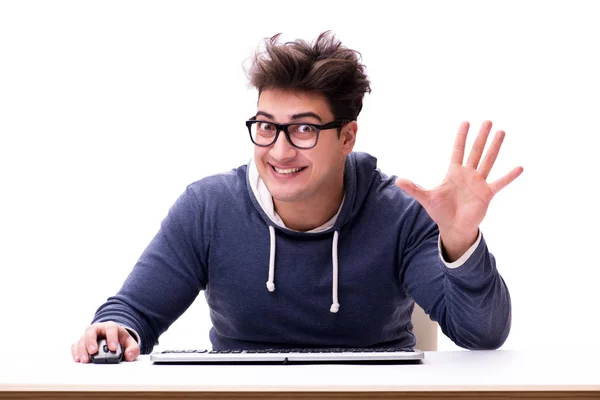 Grappige nerd man werkt op computer geïsoleerd op wit — Stockfoto