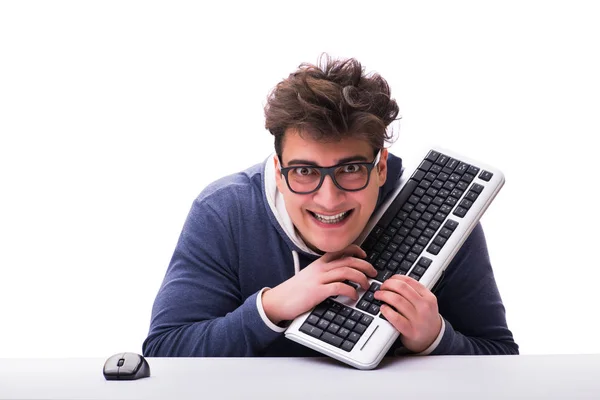 Grappige nerd man werkt op computer geïsoleerd op wit — Stockfoto