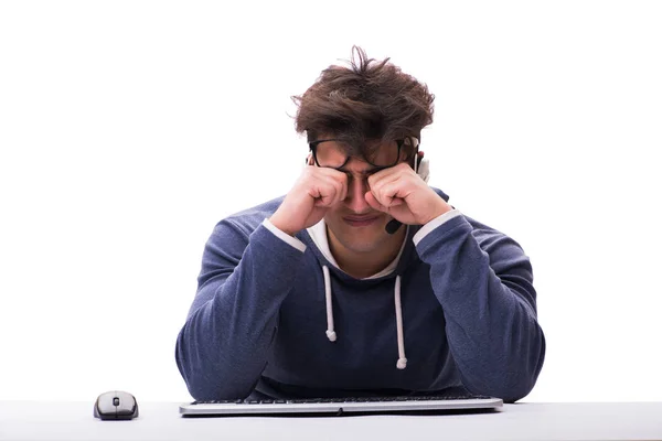 Engraçado nerd homem trabalhando no computador isolado no branco — Fotografia de Stock