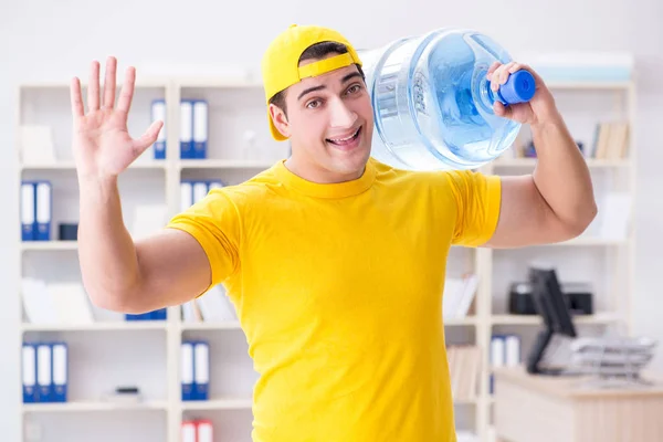 Homem entregando garrafa de água para o escritório — Fotografia de Stock