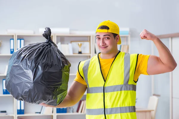 Hombre limpiando la oficina y sosteniendo la bolsa de basura —  Fotos de Stock