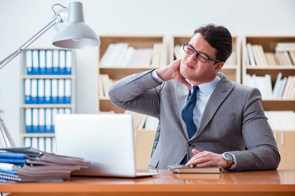 Homem de negócios doente no escritório — Fotografia de Stock