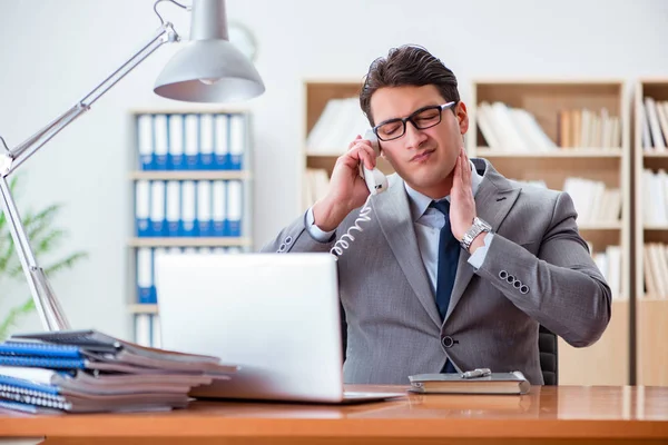 Empresario sintiendo dolor en la oficina — Foto de Stock