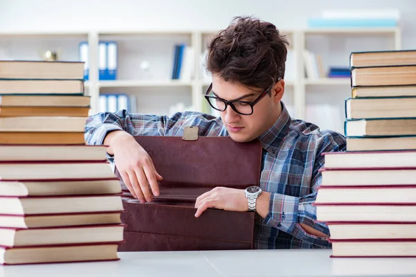 Nerd legrační student příprava na univerzitní zkoušky — Stock fotografie