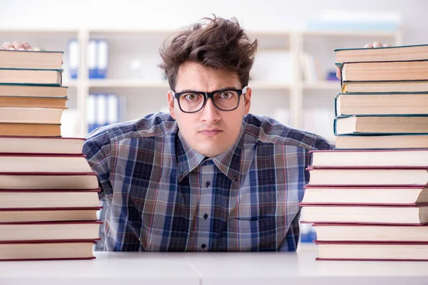 Nerd lustige Studentin bereitet sich auf Uni-Prüfungen vor — Stockfoto