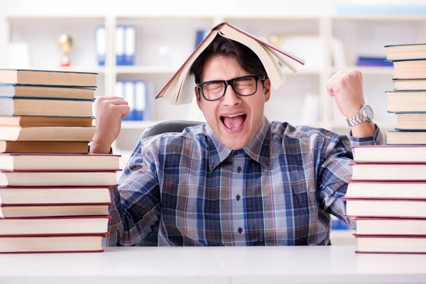 Nerd estudante engraçado se preparando para exames universitários — Fotografia de Stock