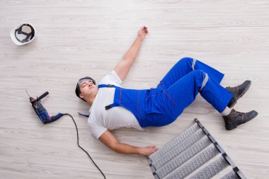 Yükseklikten düştükten sonra çalışan - güvensiz davranış