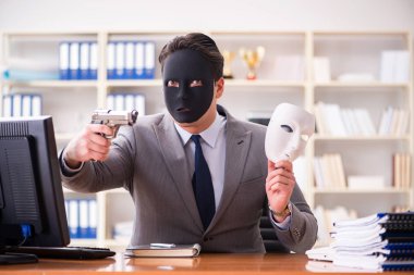 Ofis ikiyüzlülüğü maskesini takmış bir iş adamı.