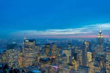 Günbatımında New York Manhattan 'ın gece manzarası