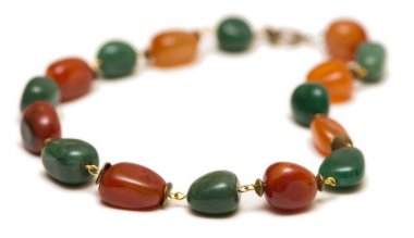 Beyaz arka plan üzerinde izole mücevher kolye