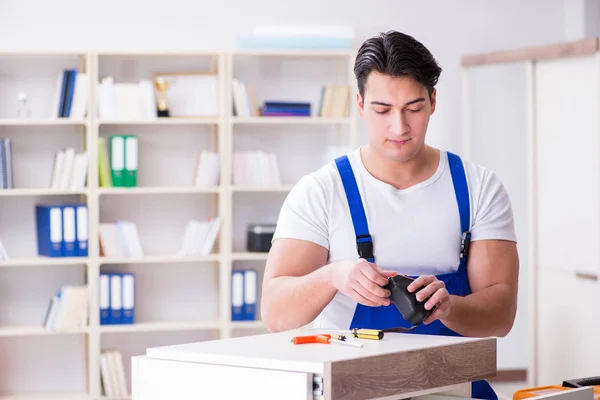 Concetto di riparazione e assemblaggio mobili — Foto Stock