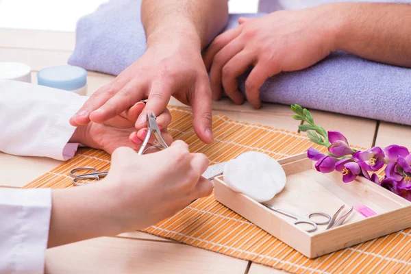 Erkekler için el manikürü konsepti