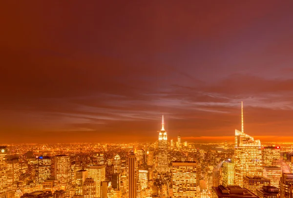 Nachtzicht van New York Manhattan tijdens zonsondergang — Stockfoto