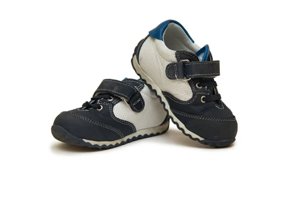 Baby schoenen geïsoleerd op de witte achtergrond — Stockfoto