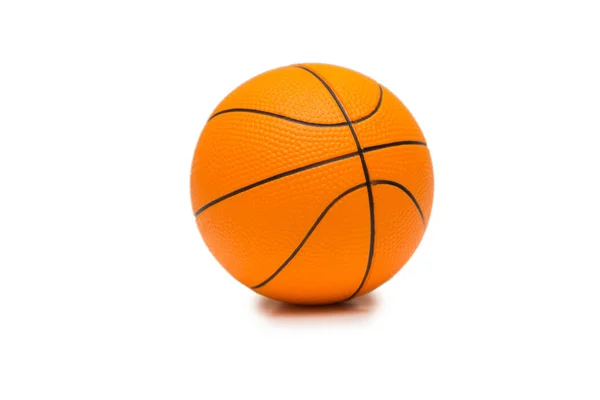 Spielzeug Basketball isoliert auf weißem Hintergrund — Stockfoto