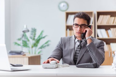 Çağrı merkezi operatörü telefonda konuşuyor.