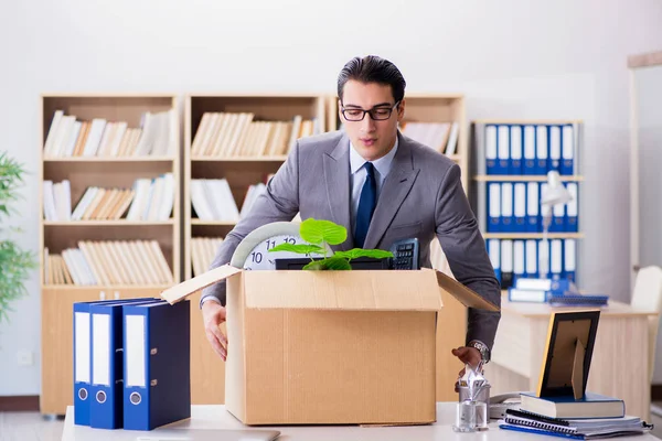 Muž stěhuje kancelář s krabicí a jeho věcmi — Stock fotografie
