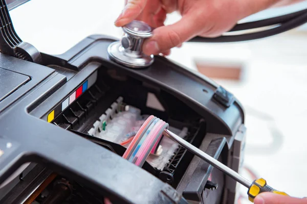 Repairman repairing broken color printer — Stock Photo, Image