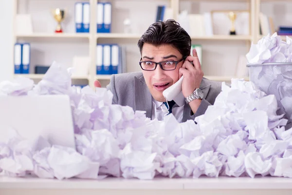 Unternehmer mit Papier-Recycling-Konzept im Amt — Stockfoto