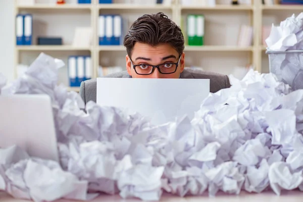 Empresário no conceito de reciclagem de papel no escritório — Fotografia de Stock