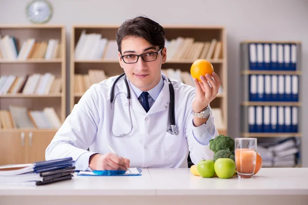 Dottore in concetto di dieta con frutta e verdura — Foto Stock