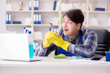 Ofiste çalışan erkek temizlikçi.