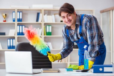 Ofiste çalışan erkek temizlikçi.