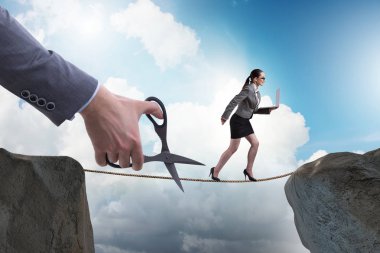 İş kadını ip cambazının altında ipi kesen el.