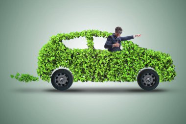 Yeşil elektrikli araba konseptinde iş adamı