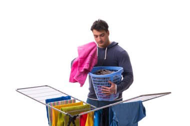 Çamaşır yıkayan koca beyaz tenli.