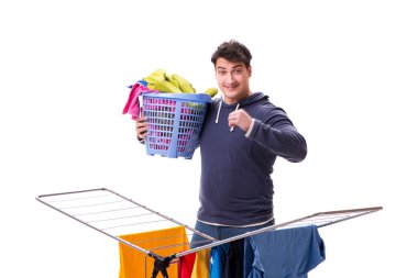 Çamaşır yıkayan koca beyaz tenli.