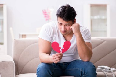 Üzgün Aziz Sevgililer Günü konsepti içinde genç bir adam