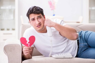 Üzgün Aziz Sevgililer Günü konsepti içinde genç bir adam