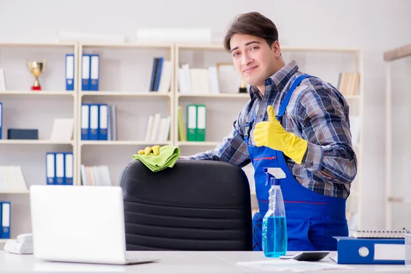 Mannelijke schoonmaker werkt in het kantoor — Stockfoto