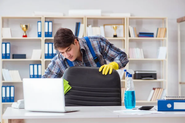 사무실에서 일하는 남성 청소부 — 스톡 사진