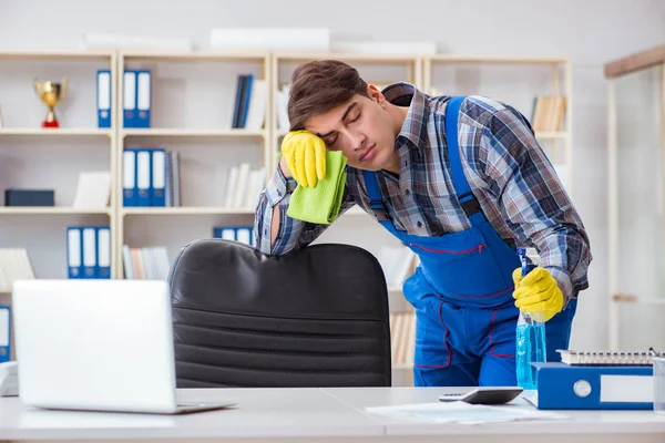 Männlich cleaner working im die büro — Stockfoto