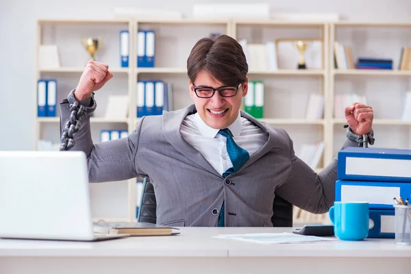 Uomo d'affari legato con catene al suo lavoro — Foto Stock