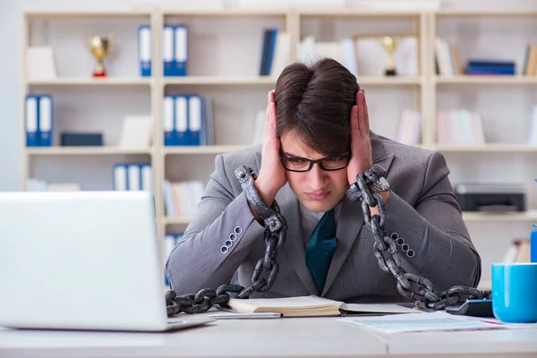 Affärsman knuten med kedjor till sitt arbete — Stockfoto