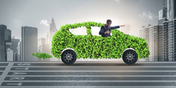 Biznesmen w zielonej koncepcji samochodu elektrycznego — Zdjęcie stockowe