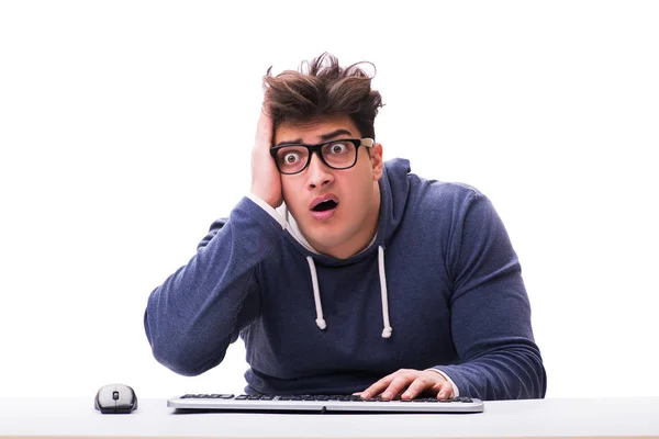 Hombre nerd divertido trabajando en el ordenador aislado en blanco — Foto de Stock