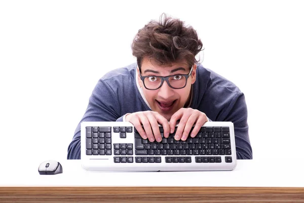 Zabawny kujon pracuje na komputerze odizolowanym na białym — Zdjęcie stockowe