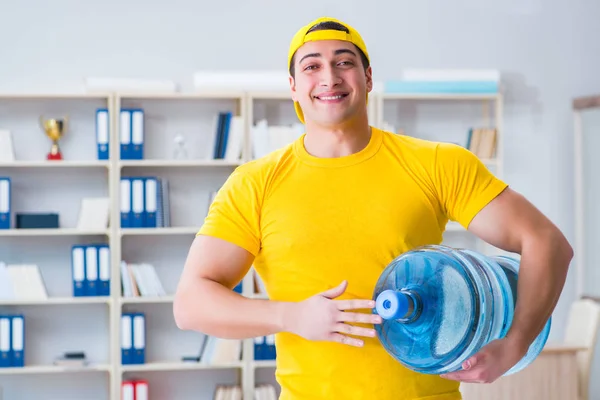 Mann liefert Wasserflasche ins Büro — Stockfoto