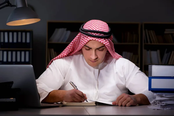 Empresário árabe trabalhando até tarde no cargo — Fotografia de Stock