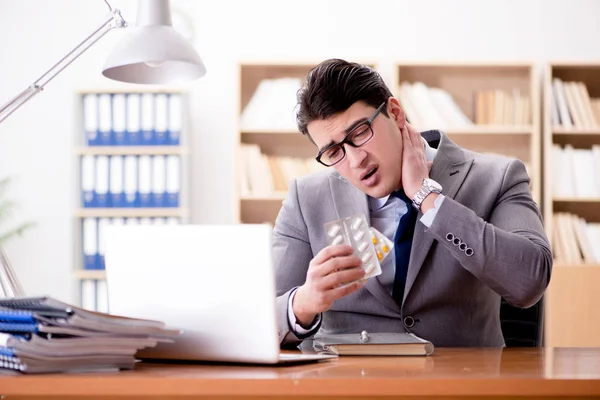 Homem de negócios doente no escritório — Fotografia de Stock