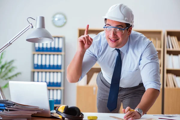 Supervisor de engenheiro trabalhando em desenhos no escritório — Fotografia de Stock