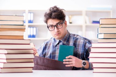 İnek öğrenci üniversite sınavlarına hazırlanıyor.