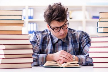 İnek öğrenci üniversite sınavlarına hazırlanıyor.