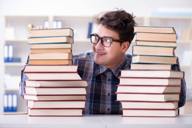 İnek öğrenci üniversite sınavlarına hazırlanıyor.