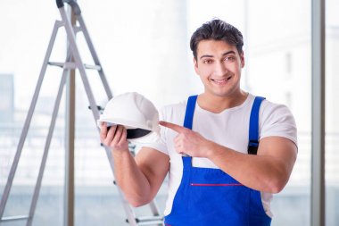 Güvenlik kaskı takan genç işçi.