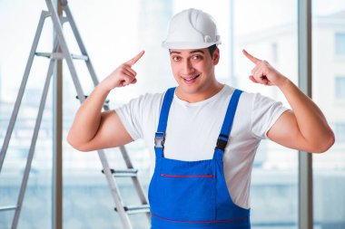 Güvenlik kaskı takan genç işçi.